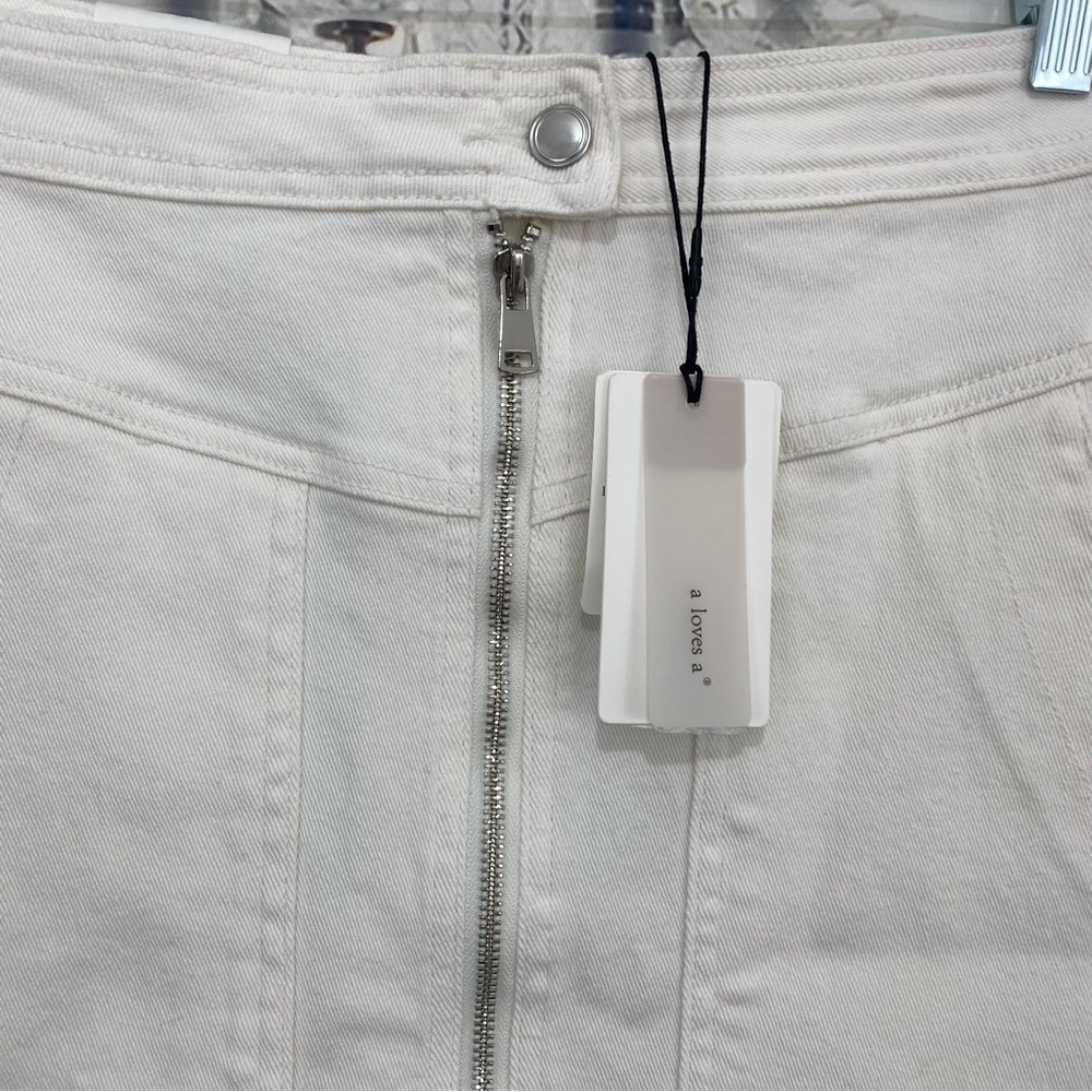 a Loves a White Stretch Denim Mini Cargo Skirt Full Zip Front Pockets Cotton NWT - Picture 4 of 8